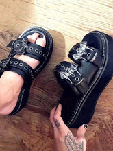 Fledermaus-Plateau-Sandalen mit Doppelschnalle